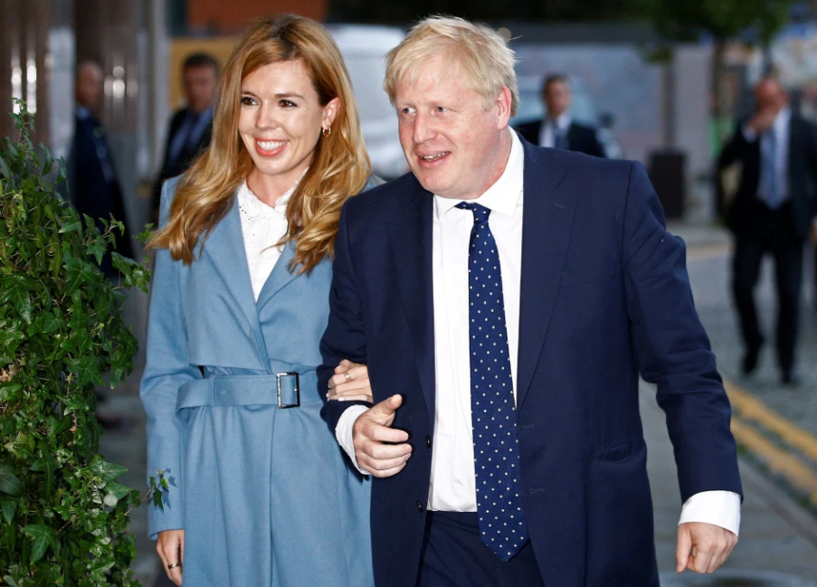 听说约翰逊离开icu未婚妻发了26个鼓掌表情