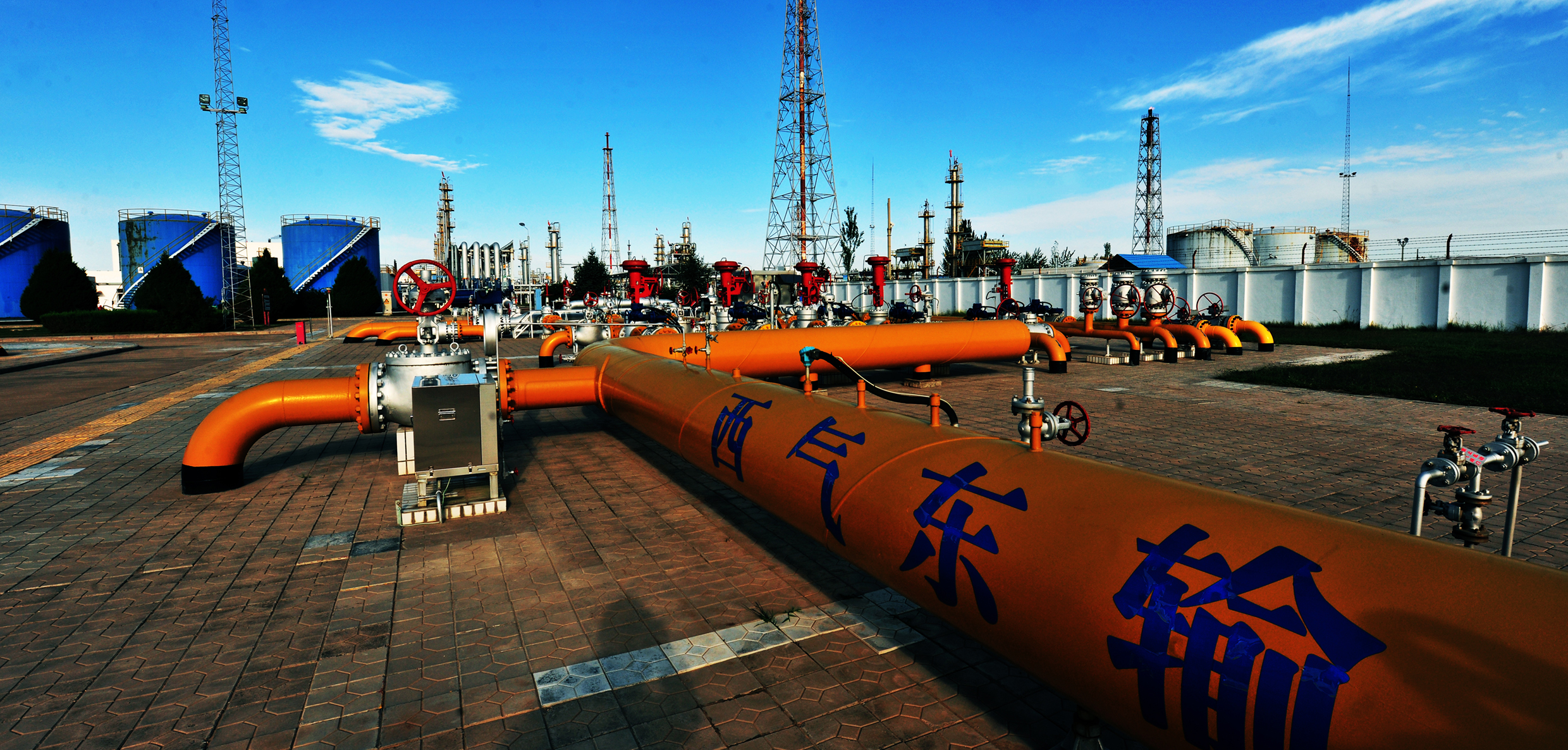 付锁堂在中国石油长庆油田年产油气当量突破6000万吨新闻发布会上作