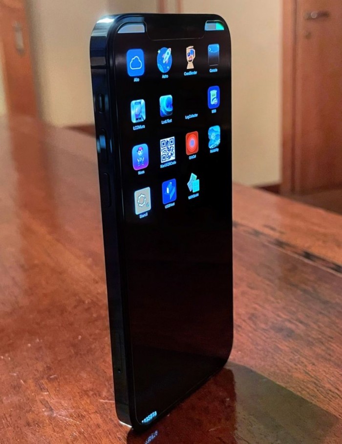 苹果iphone 12 Pro蓝色原型机曝光 运行非ios系统