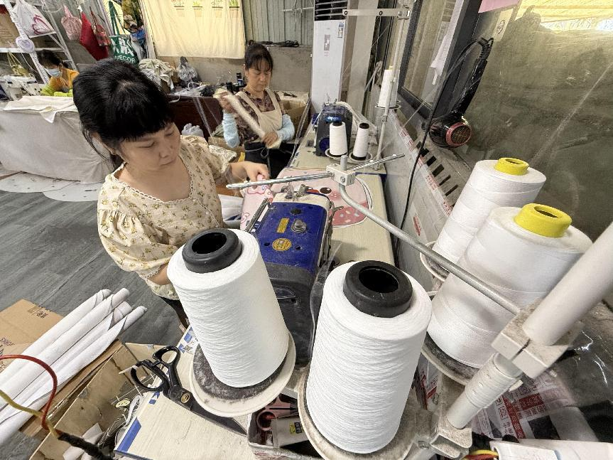 在齐氏布艺加工厂，员工在生产窗帘布。周欢摄