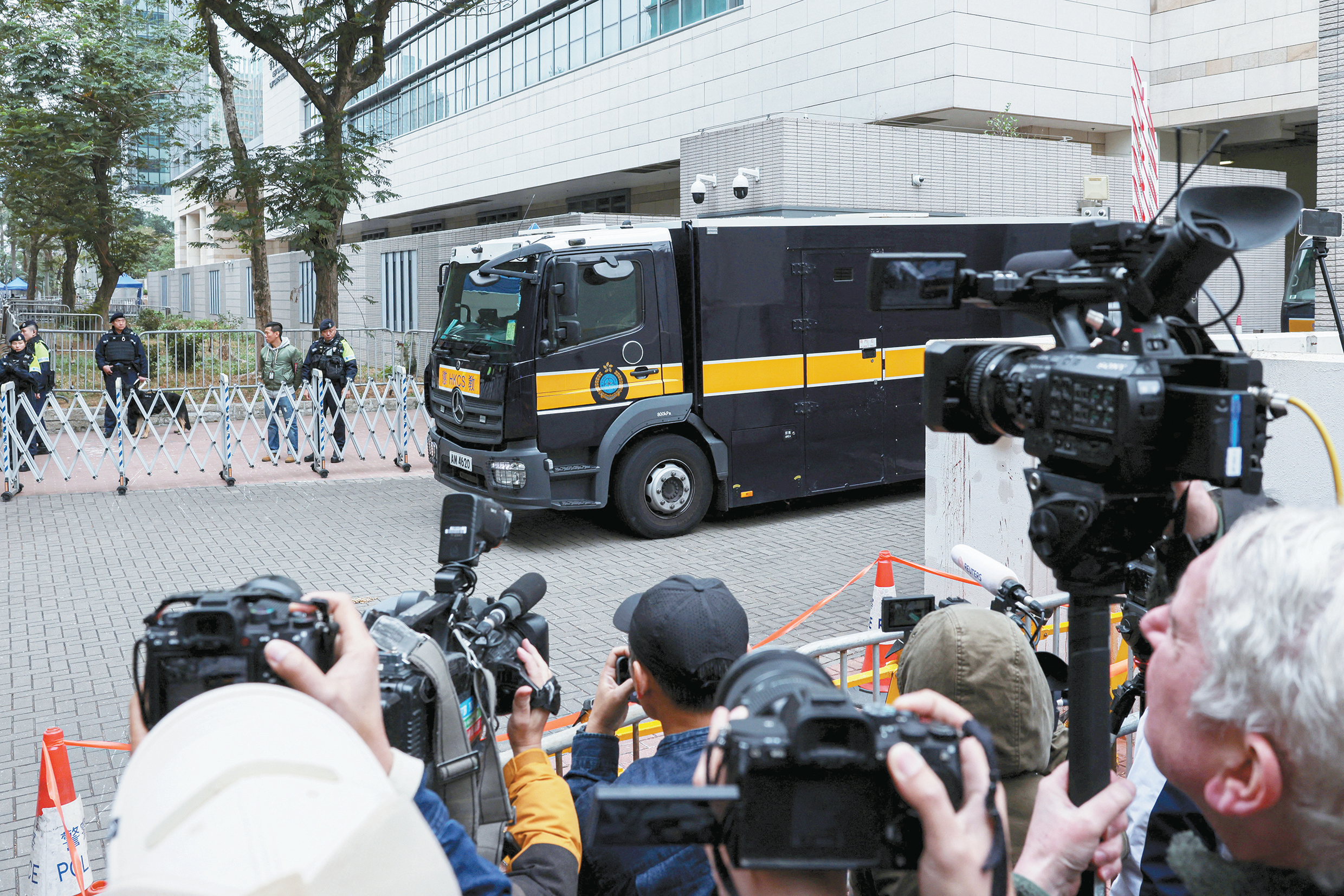 香港特区高等法院9日宣判，反中乱港分子黎智英因两项串谋勾结外国势力罪及一项串谋发布煽动刊物罪被判监禁20年。图为当天上午，押送黎智英的车辆驶离法院。（IC photo）