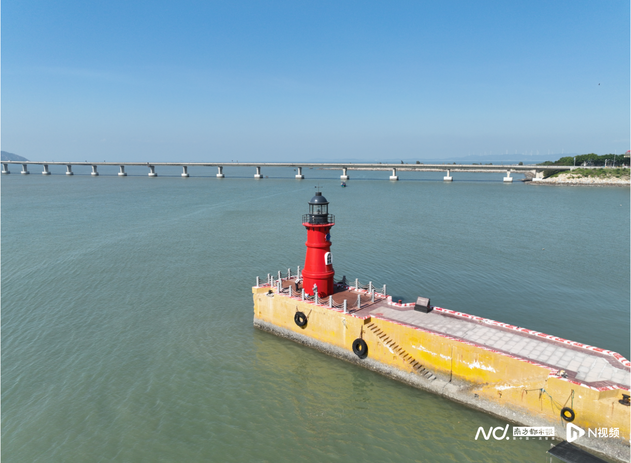 南澳海面灯塔及南澳大桥.