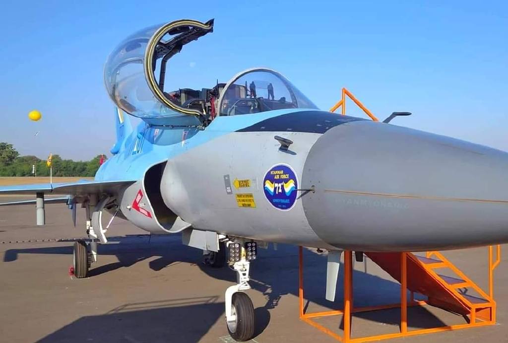 缅甸空军庆祝建军节 展示双座版枭龙战机