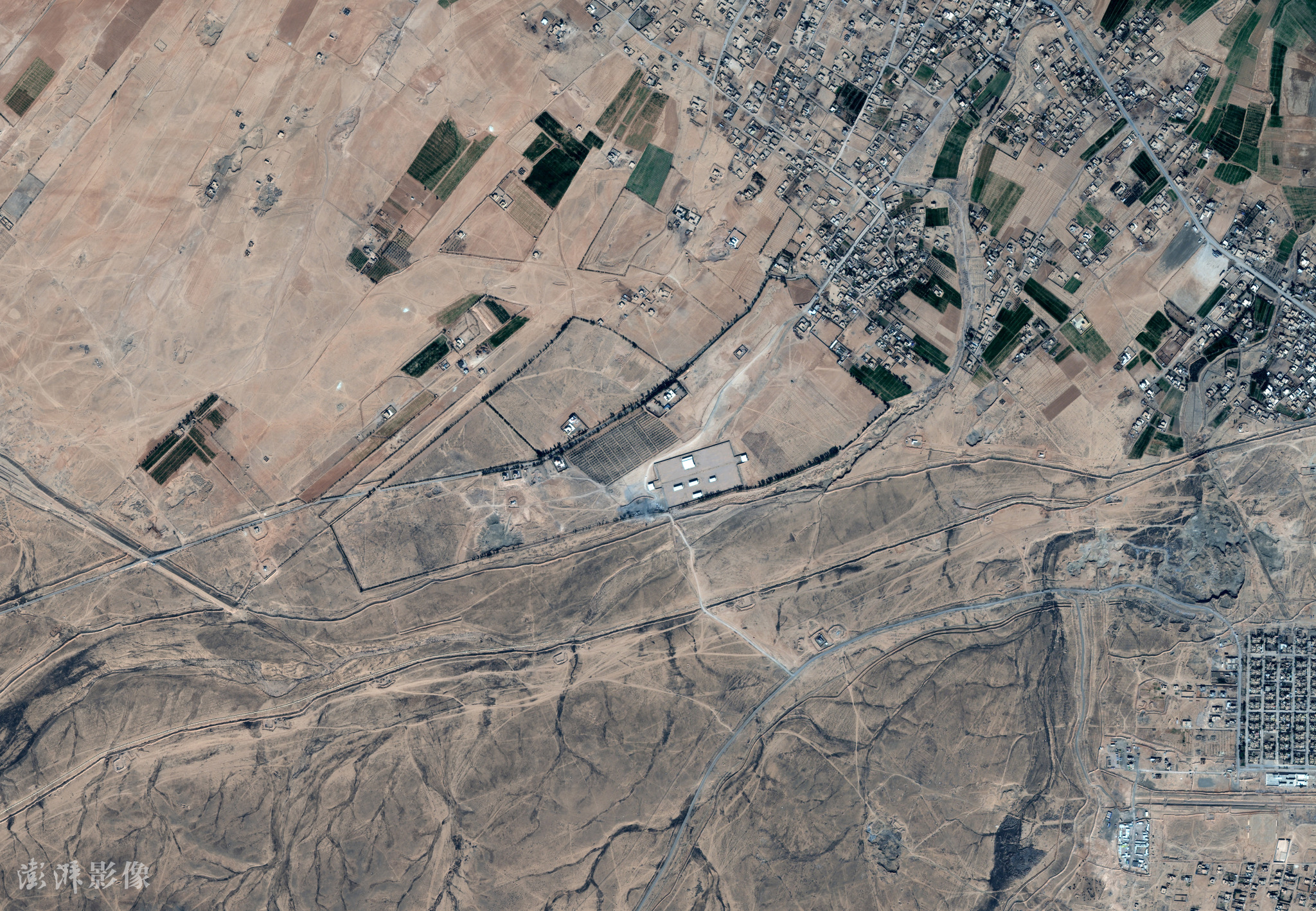 美军空袭叙利亚东部地区卫星图曝光