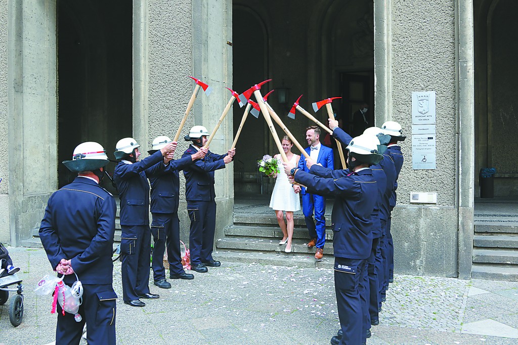 特殊时期德国人在大街上办婚礼