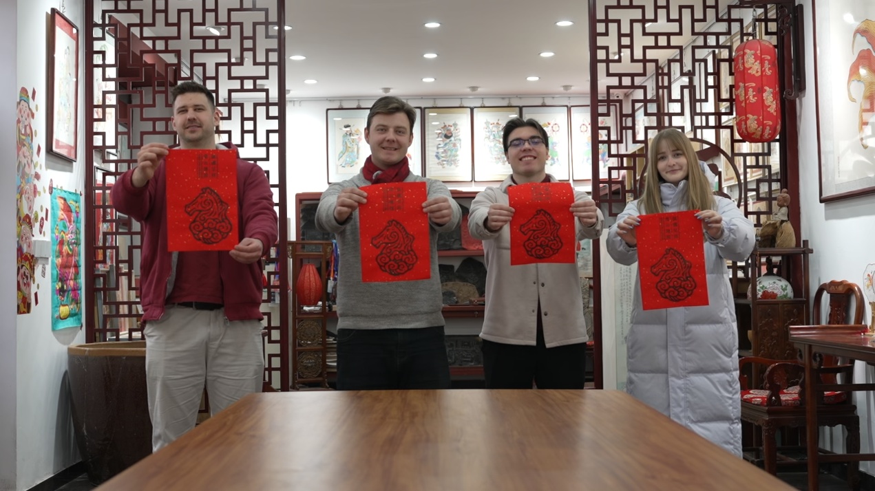 帝汉尼（左二）和匈牙利老乡们拓的年画