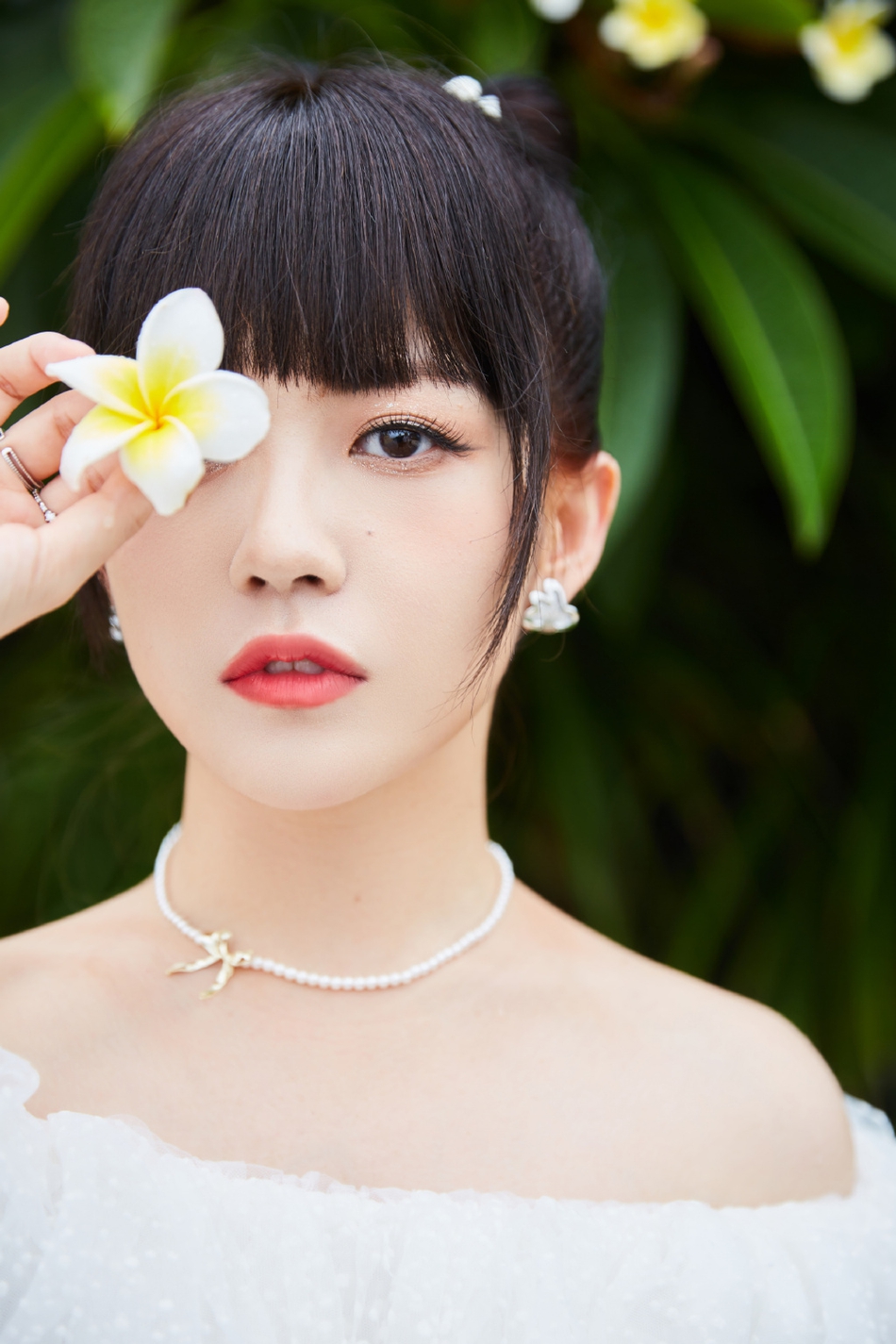 赖美云海边大片曝光 扎丸子头灵动可爱