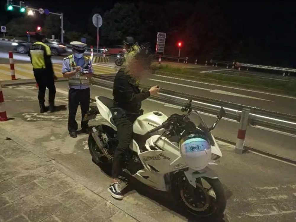 余姚交警严查摩托车交通违法行为。本文图片由余姚交警提供