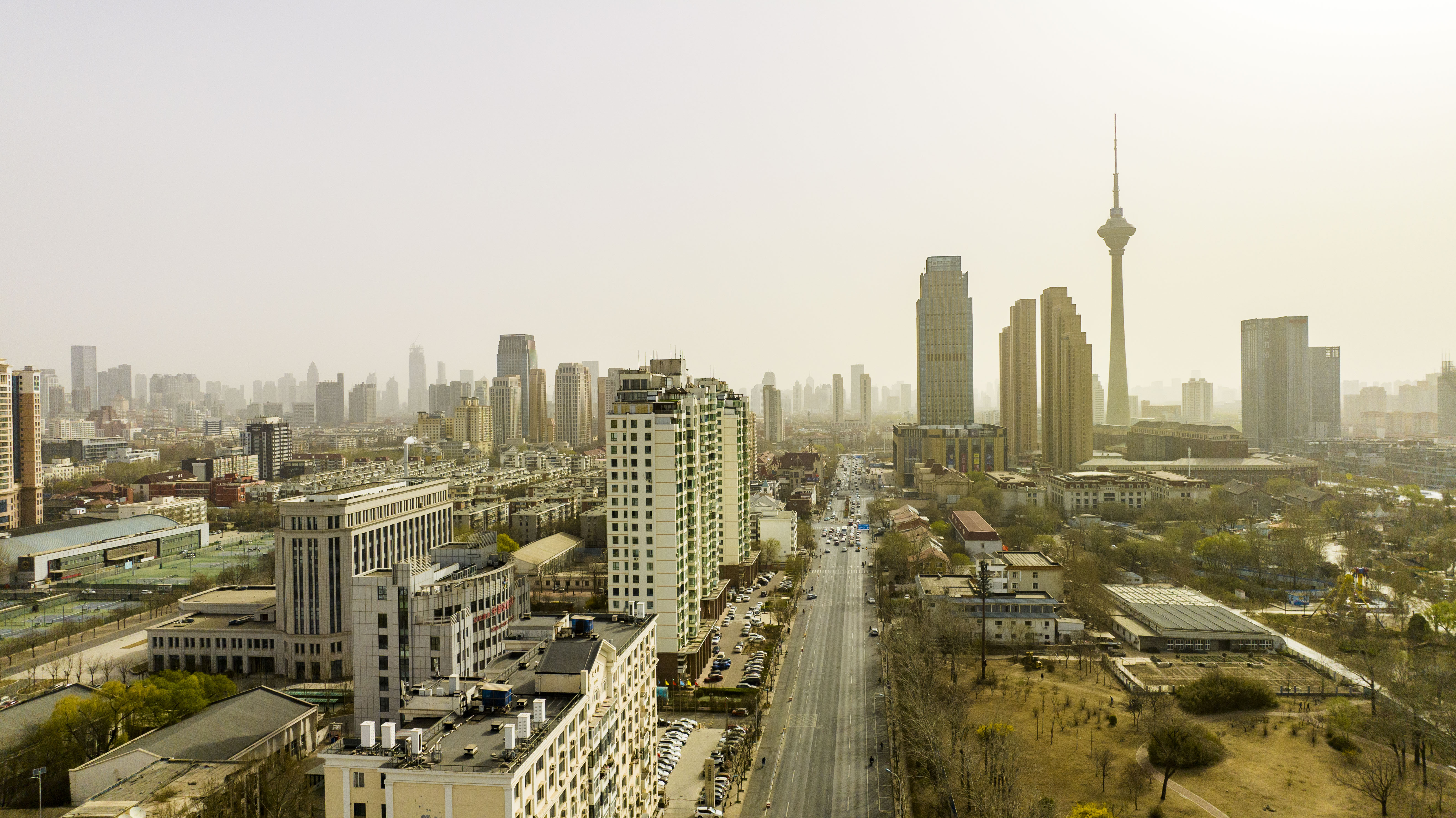 2023年3月23日，天津，沙尘暴和扬尘天气继续困扰天津市，空气污染爆表，整个城市好像被加上了黄色“滤镜”。（澎湃影像）