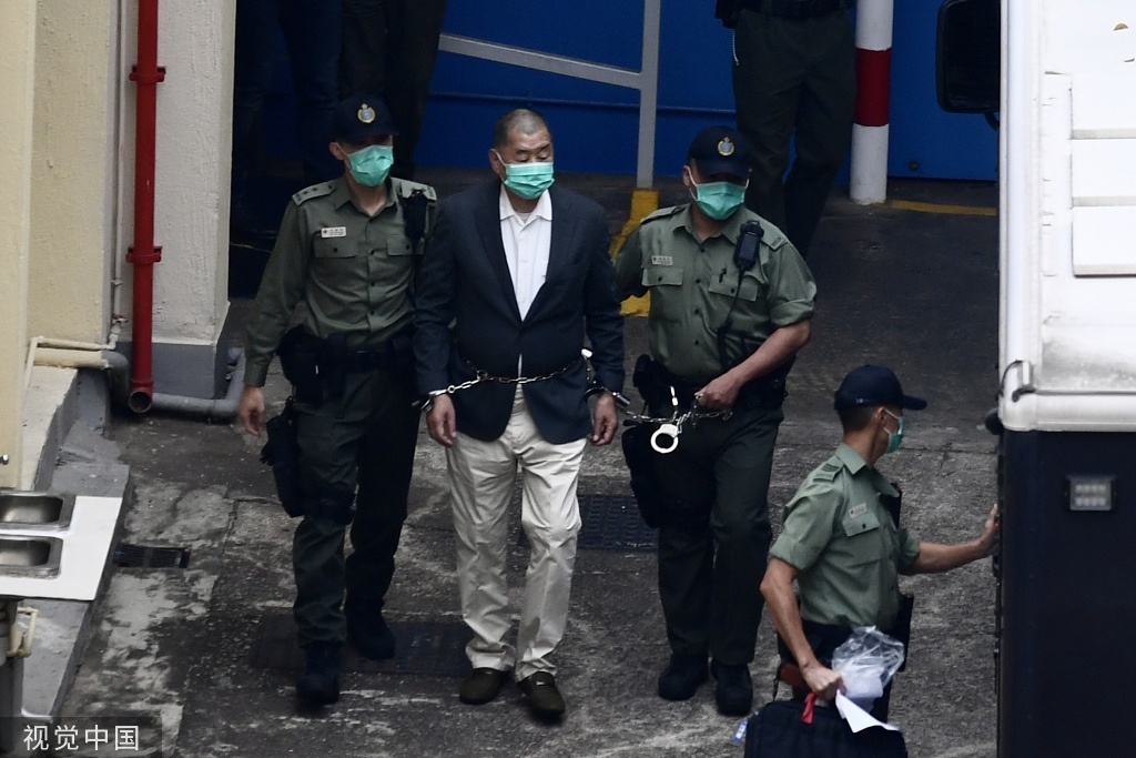 黎智英被押解上惩教署车辆(视觉中国)