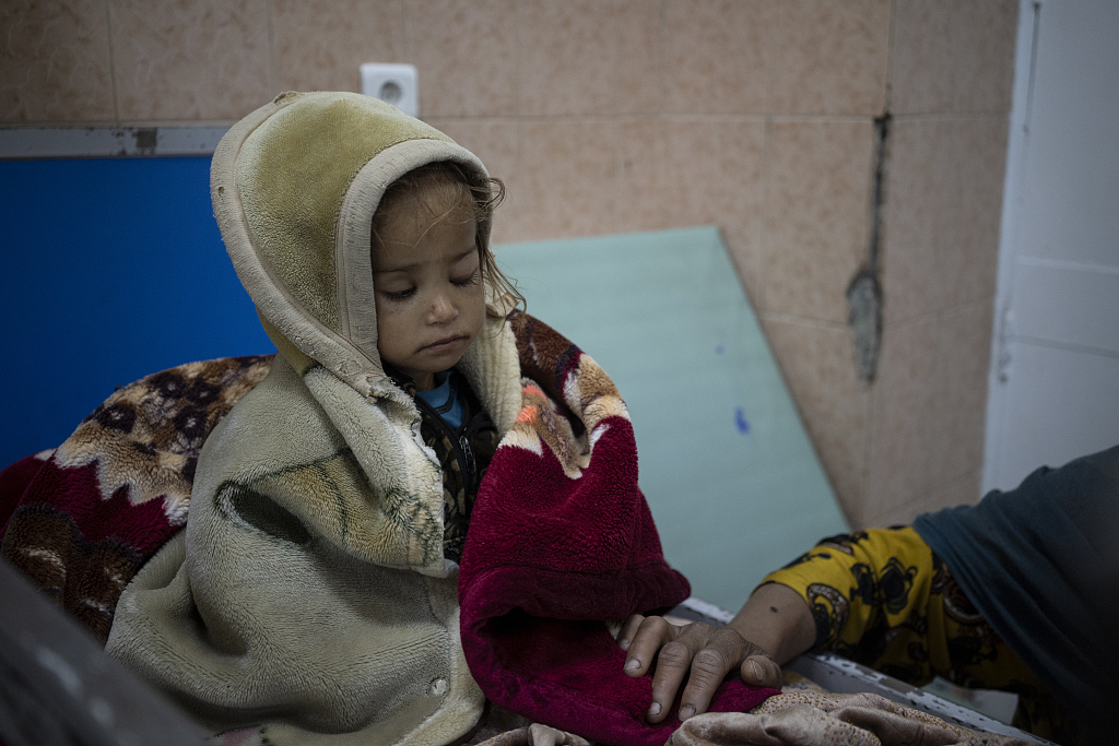 当地时间2021年11月8日，阿富汗喀布尔，因营养不良而住院的婴儿躺在床上。图源：视觉中国