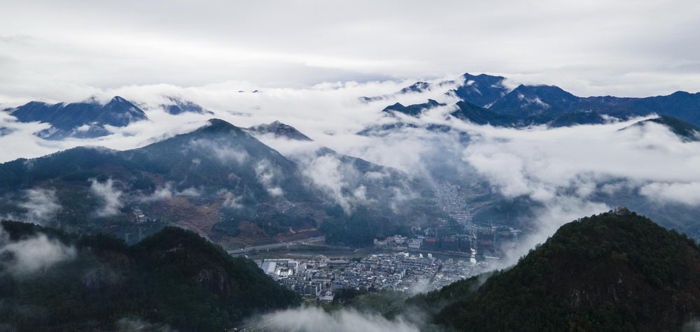 浙江慶元:雨後初歇雲霧繚繞 山城美如畫