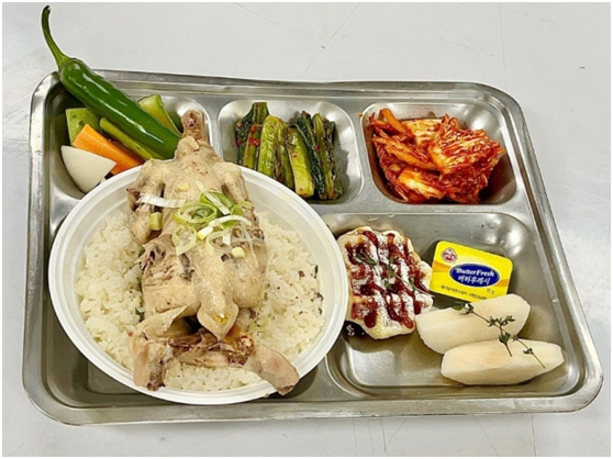 该部队向士兵提供参鸡汤糯米饭、迷你华夫饼等食物。 图源：《国民日报》