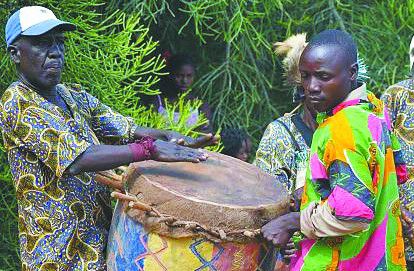 正在跳"布迪马"舞的赞比亚人.