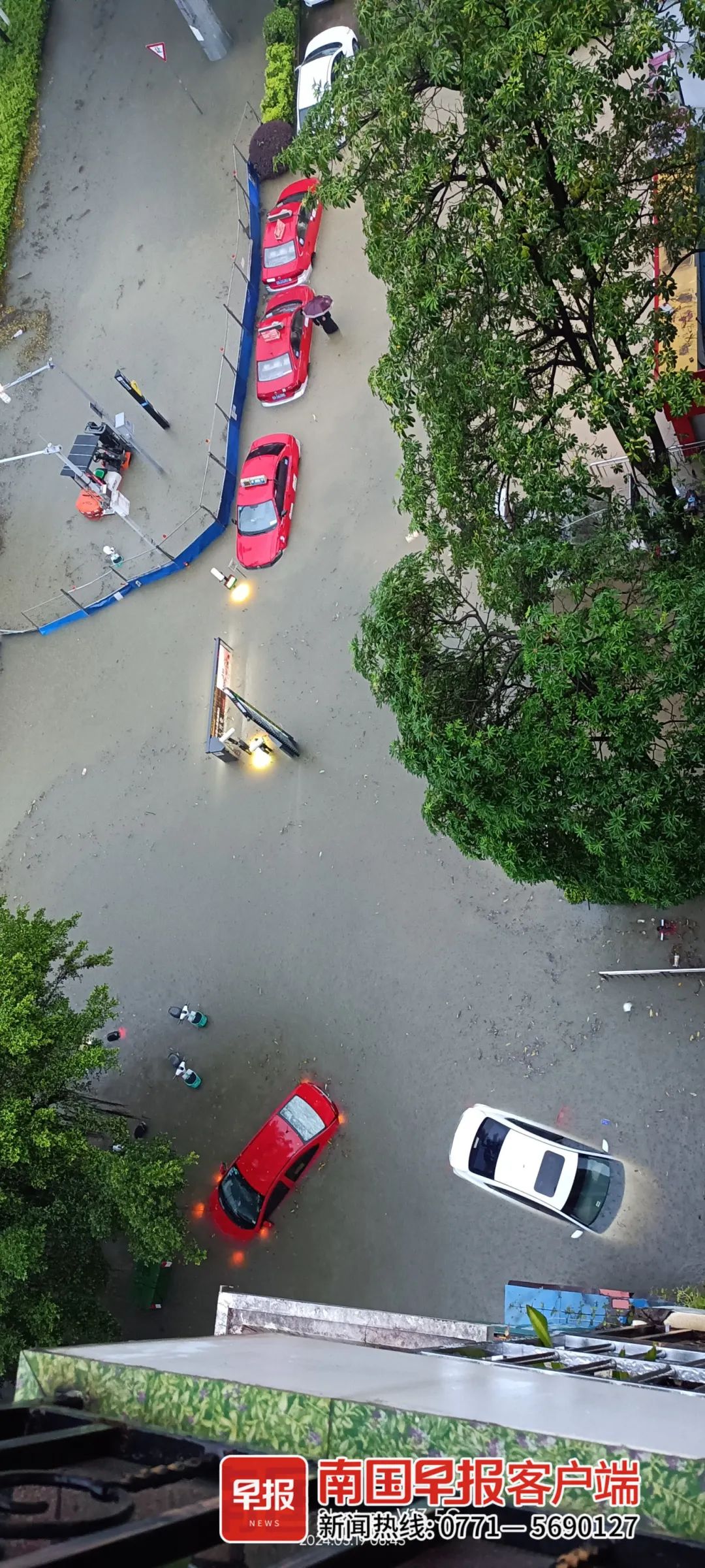 南宁多条道路积水严重,有车辆被淹!暴雨红色预警发布