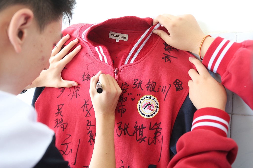 2021年6月5日,高考大幕即将拉开,在山东泰安一中,毕业生们在教室内上