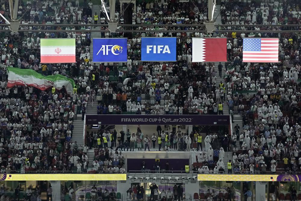 伊朗队和美国队在卡塔尔世界杯比赛期间的现场观众席 图源:美媒