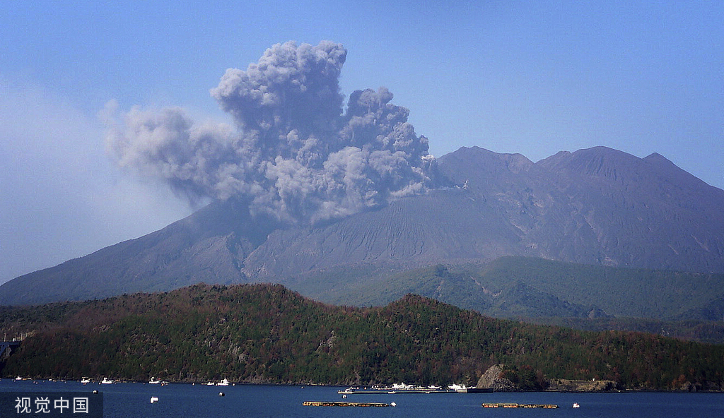 当地时间2023年2月8日，日本鹿儿岛，樱岛昭和火山口喷发，冒出滚滚烟雾。图源：视觉中国