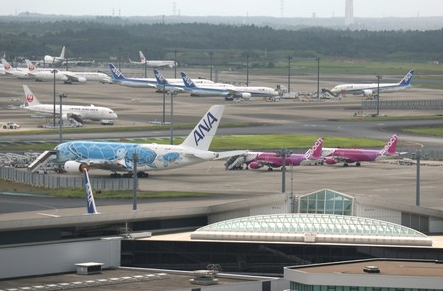 受新冠疫情影响，大量民航飞机停在机场（日媒2020年9月成田机场摄）