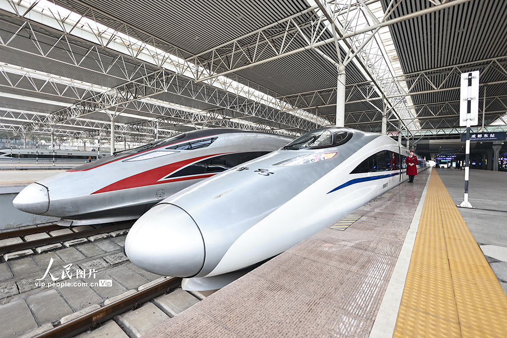 重庆高铁列车长守护旅客春运回乡路