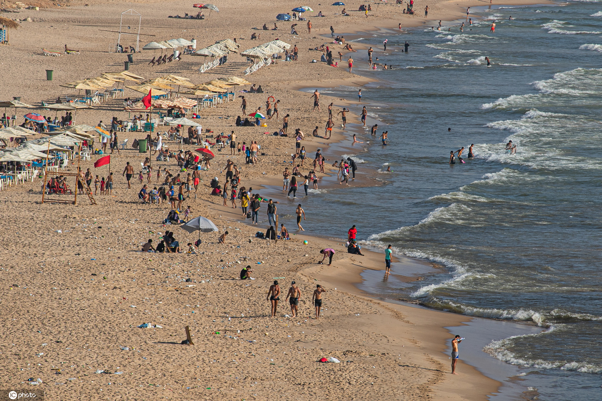 黎巴嫩气温攀升 民众扎堆海滩玩水消暑