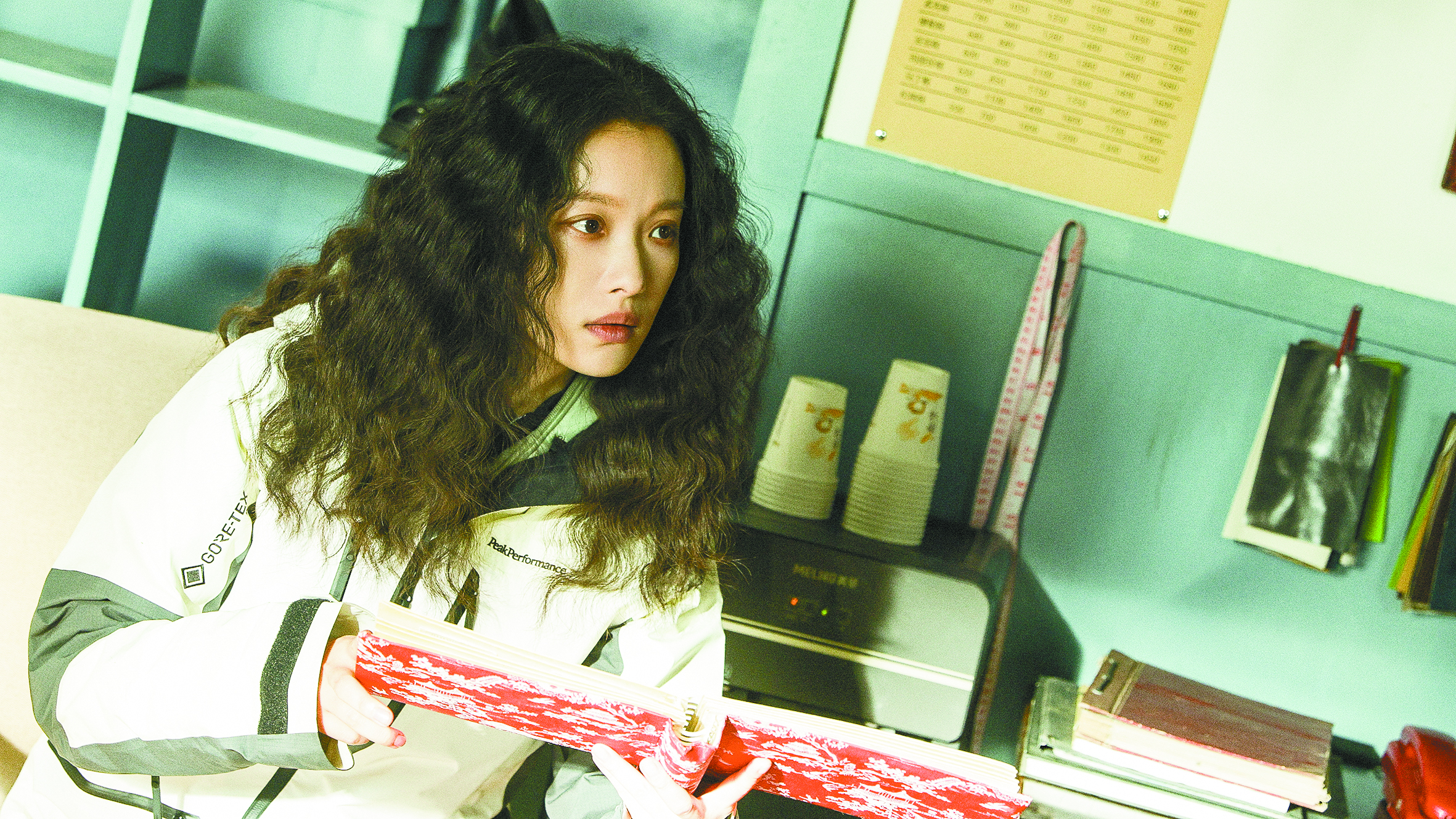 倪妮在《隐身的名字》中饰演任小名。