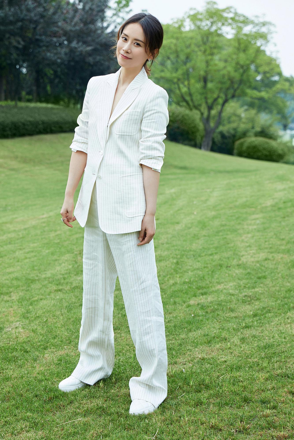 海清夏季身着白色西服02优雅干练