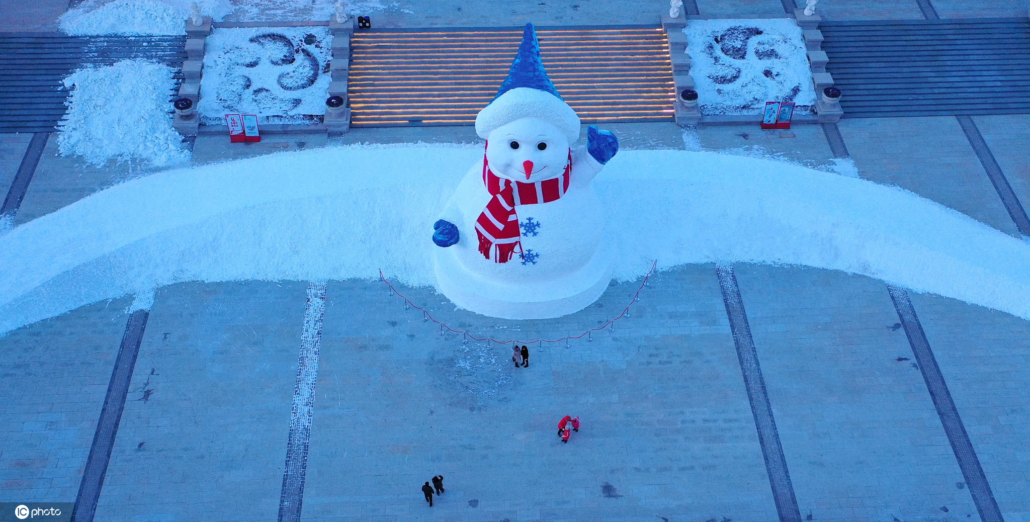 哈尔滨江边雪人图片