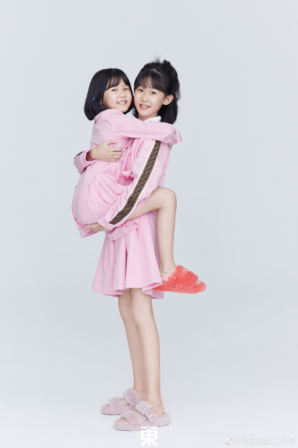 鲍蕾携两女儿穿亲子装拍照贝儿眉眼长开小淑女气质明显