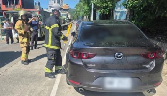台警方在高雄市左营区发现一对男女倒卧轿车内死亡。图源：台湾TVBS新闻网