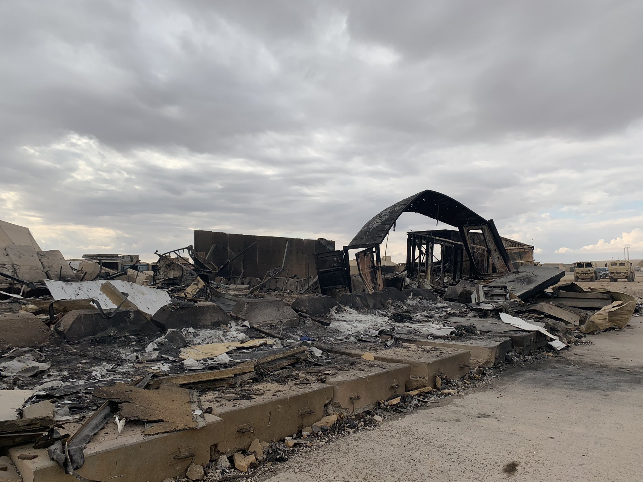 艾因-阿萨德空军基地遭袭后的景象