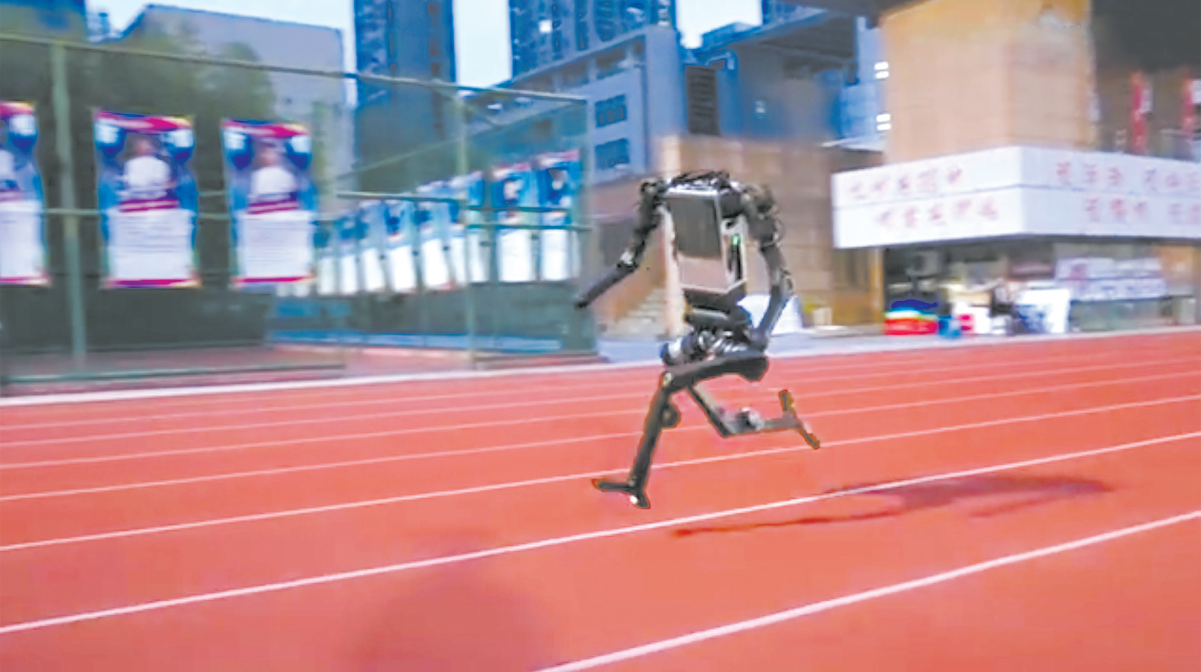宇树科技11日发布的人形机器人高速奔跑视频的截屏画面