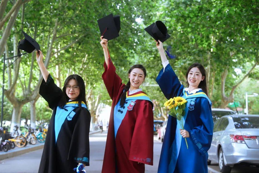 仪式感拉满!各大高校学位服惊艳亮相 你最Pick哪套?