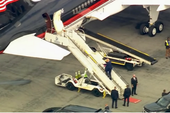 当地时间4月4日下午，美国前总统特朗普登上私人飞机返回佛罗里达州。图源：美媒