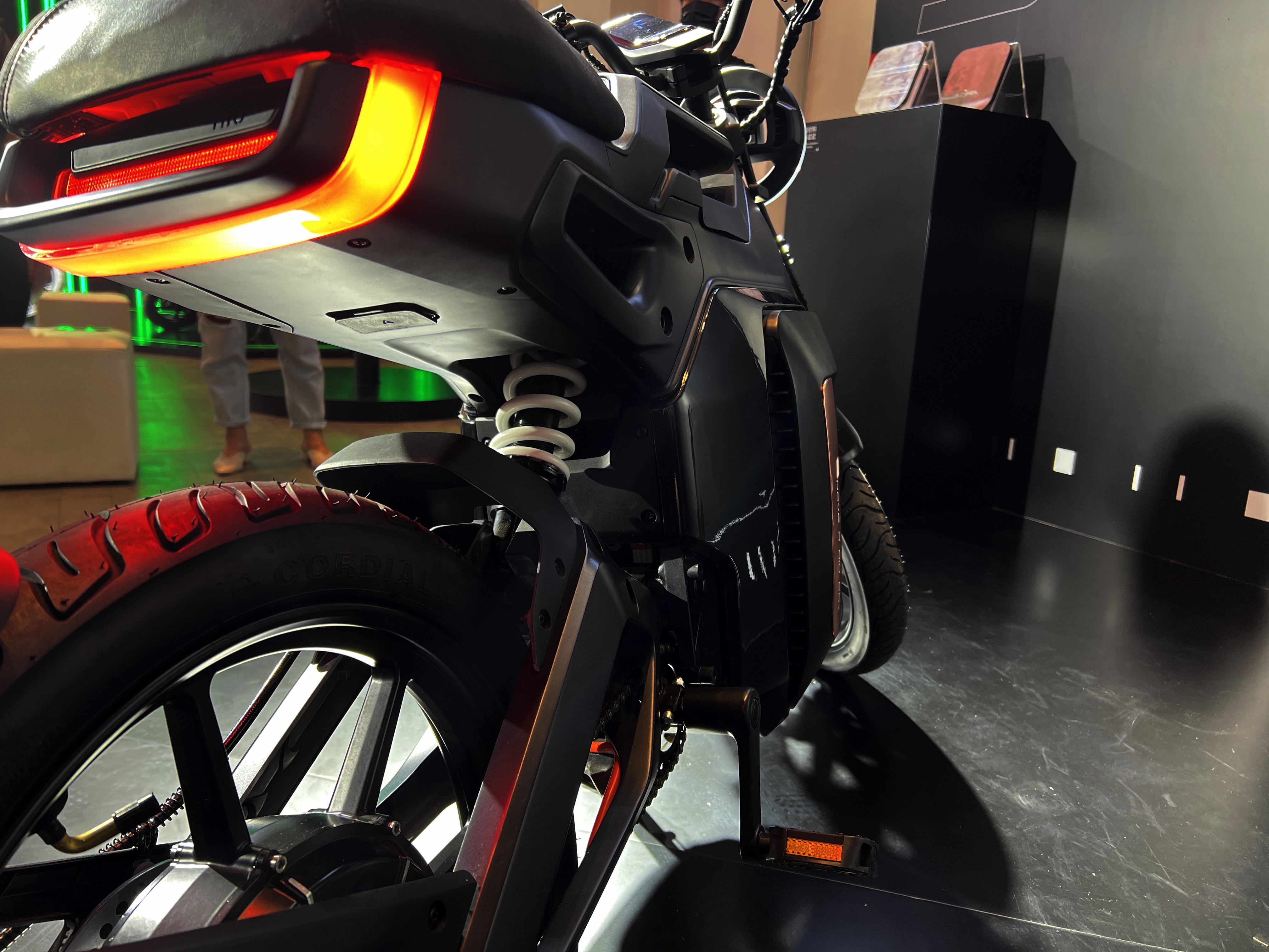 小牛电动sqi体验采用镁合金一体压铸成型车架