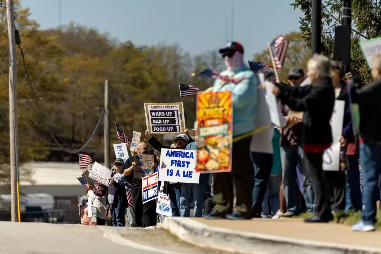 当地时间3月28日，民众在佐治亚州举行反对特朗普抗议集会，抗议者举着写有“美国优先是谎言”“食品价格上涨、天然气价格上涨”等字样的标语牌。