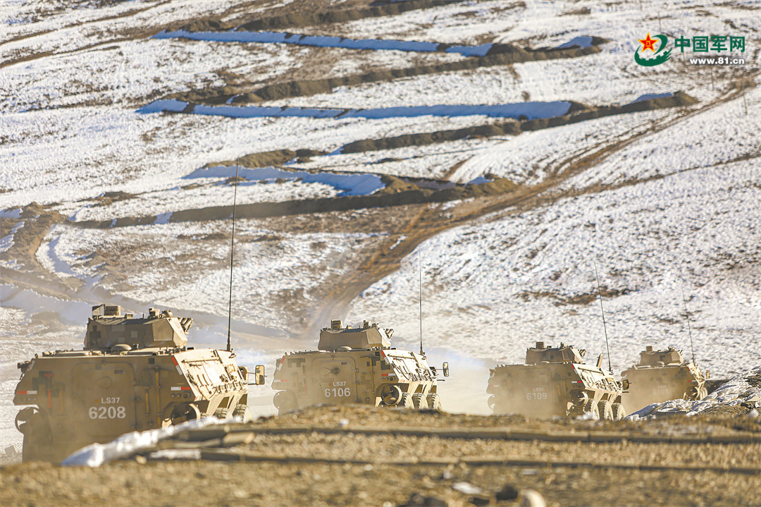 战车疾驰奔赴预定地域。