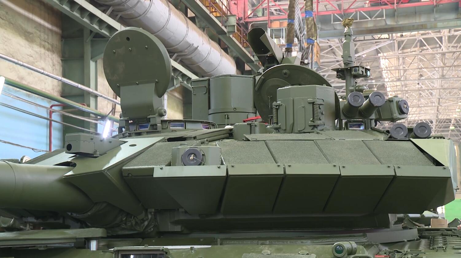 战时坦克如何增强防护力？一个特殊顶棚，帮俄军T72扛住“标枪”