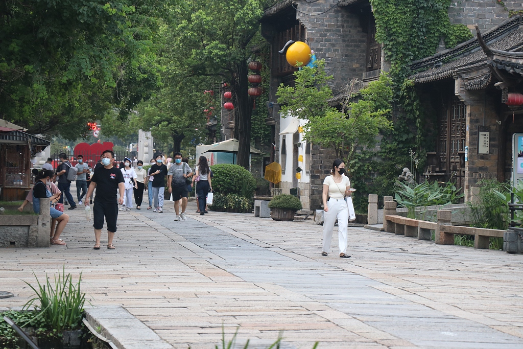 目前老门东景区里游客市民并不太多,但疫情防控一点也不马虎,佩戴口罩