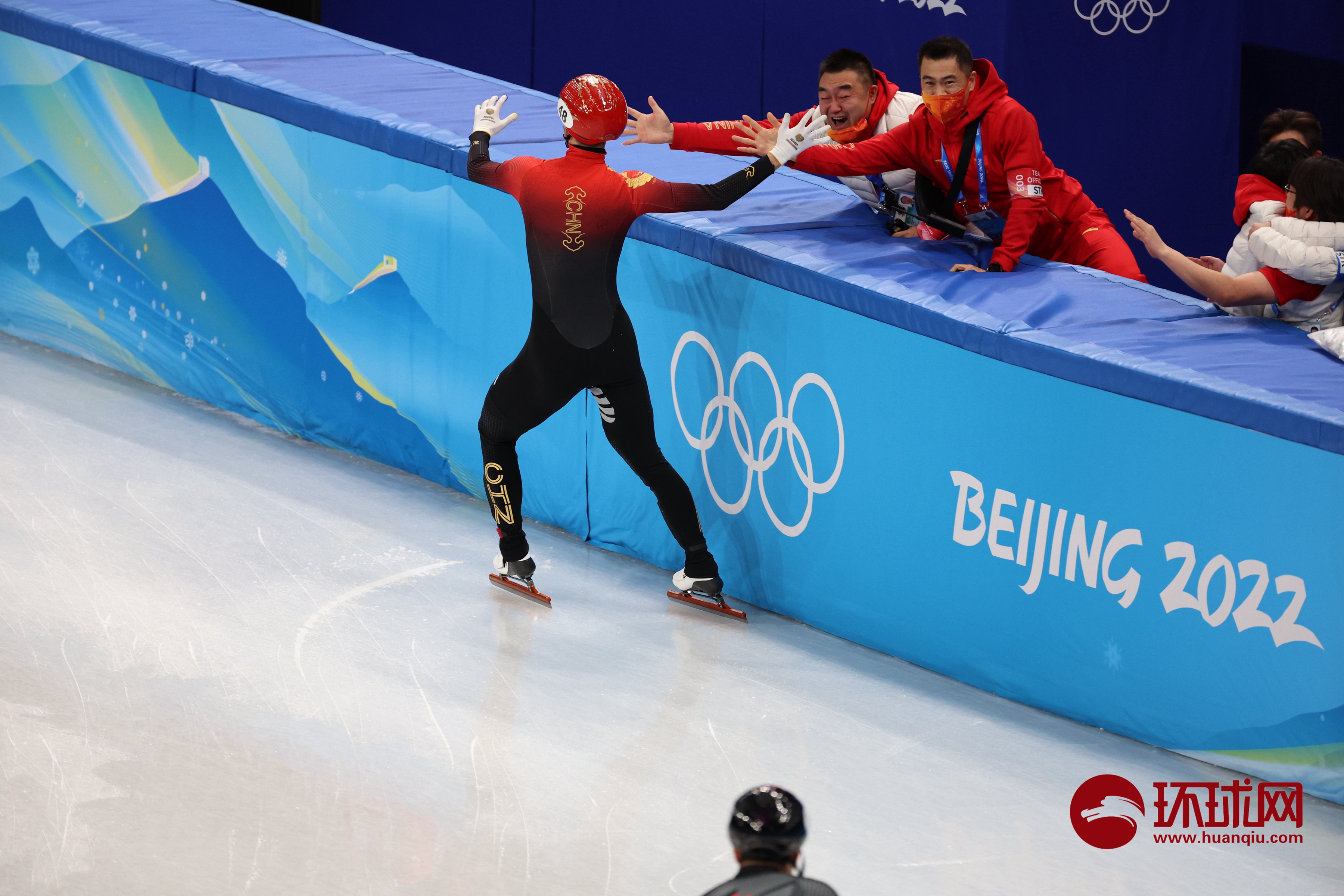 自豪!短道速滑项目摘中国队北京冬奥首金