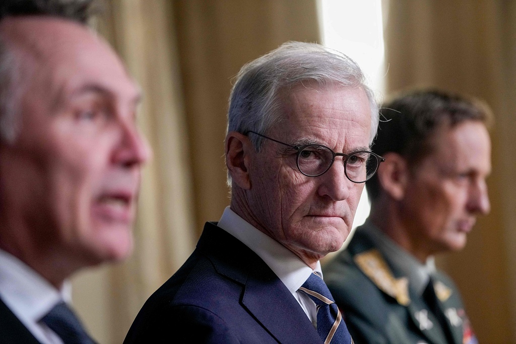 3月27日，挪威奥斯陆，挪威首相斯特勒（中）、国防大臣桑德维克（左）与国防参谋长克里斯托弗森举行国防部门长期规划新闻发布会。（视觉中国）