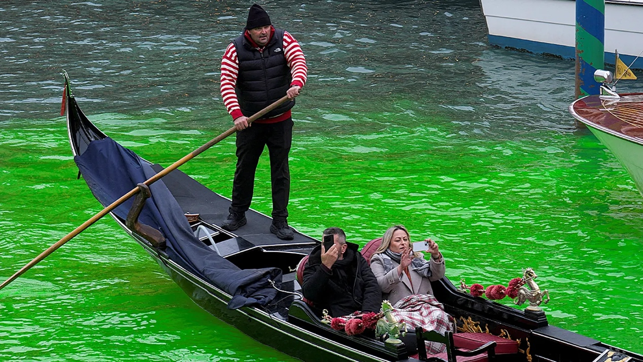 威尼斯大运河河水被染绿。图源：外媒