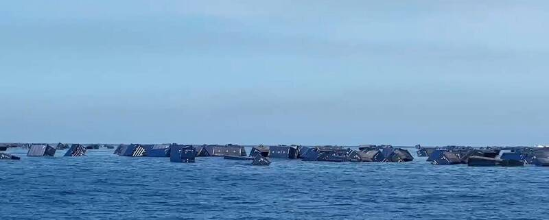 大量货柜在海面上漂流 图自台媒