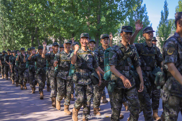 加钢淬火!千余名武警新兵徒步行军