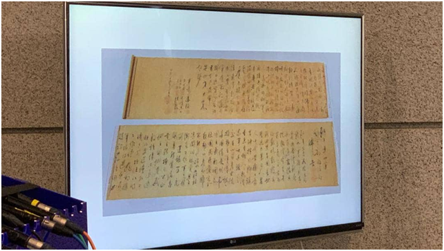 警方展示被一分为二的书法照片。图源:香港“橙新闻”