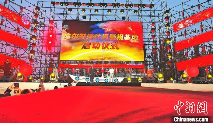 4月30日21时许，新疆库尔勒市塔什店镇影视城建设项目正式启动。　王小军　摄