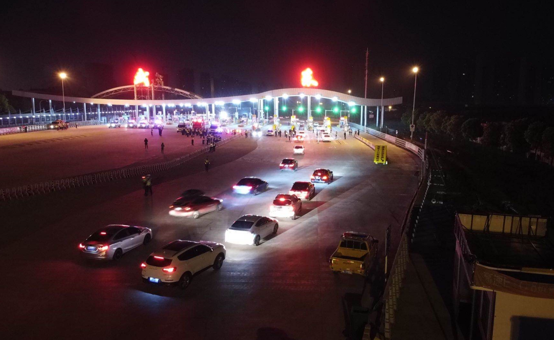 与杨女士一样,欲回鄂州的储先生也是首批出城车主.