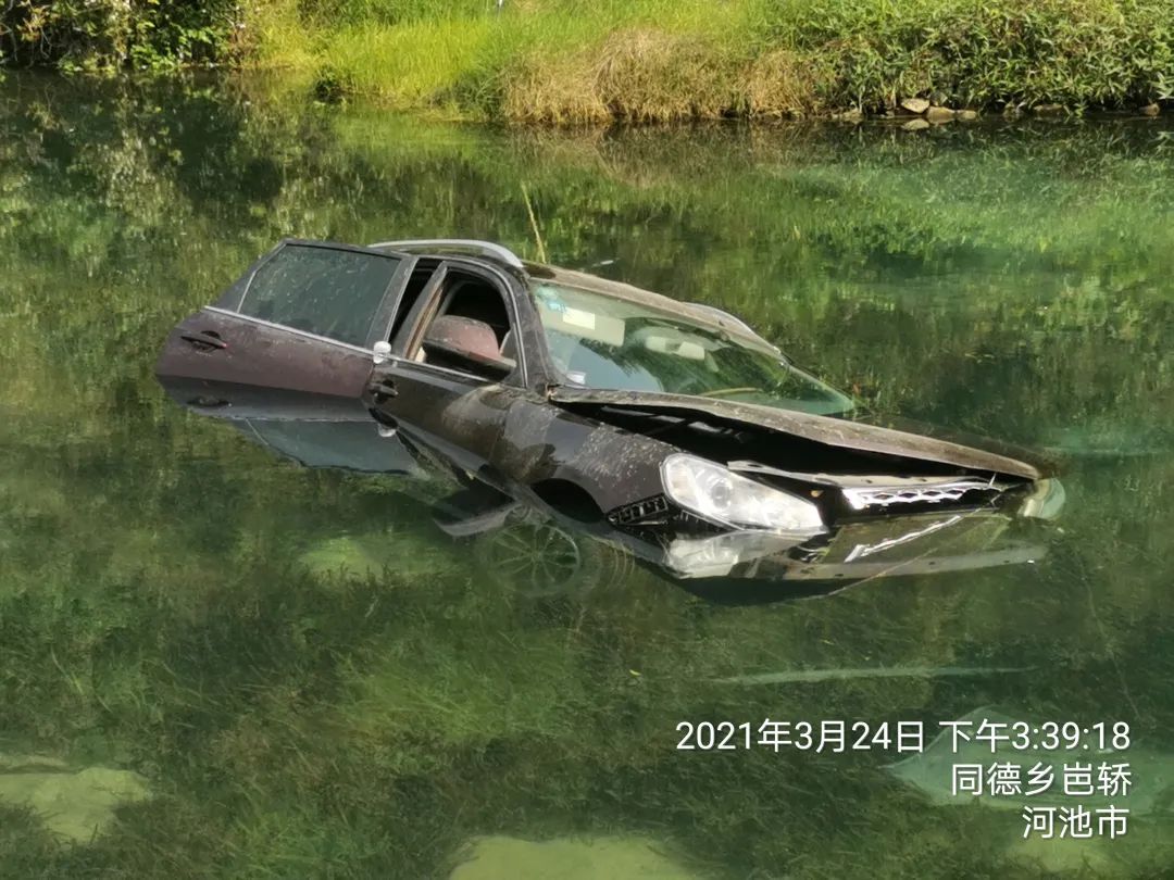 汽车掉水里如何自救