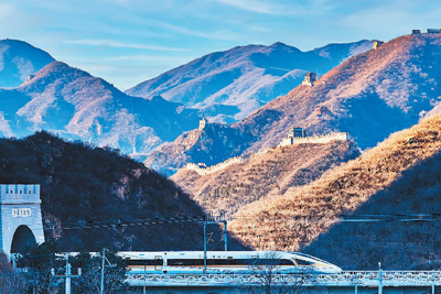 次復興號智能動車組,沿京張高鐵穿越居庸關隧道向河北崇禮方向駛去