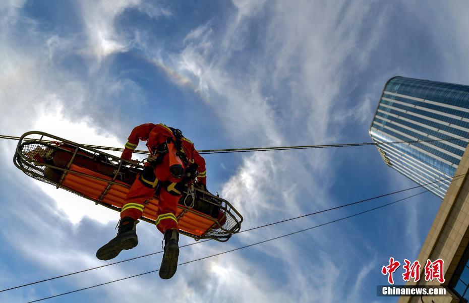 新疆消防开展高层建筑灭火救援综合实战演练